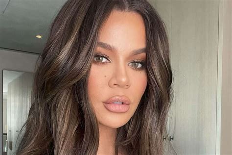 Khloé Kardashian Debuts New Brunette Hair Ahead of。